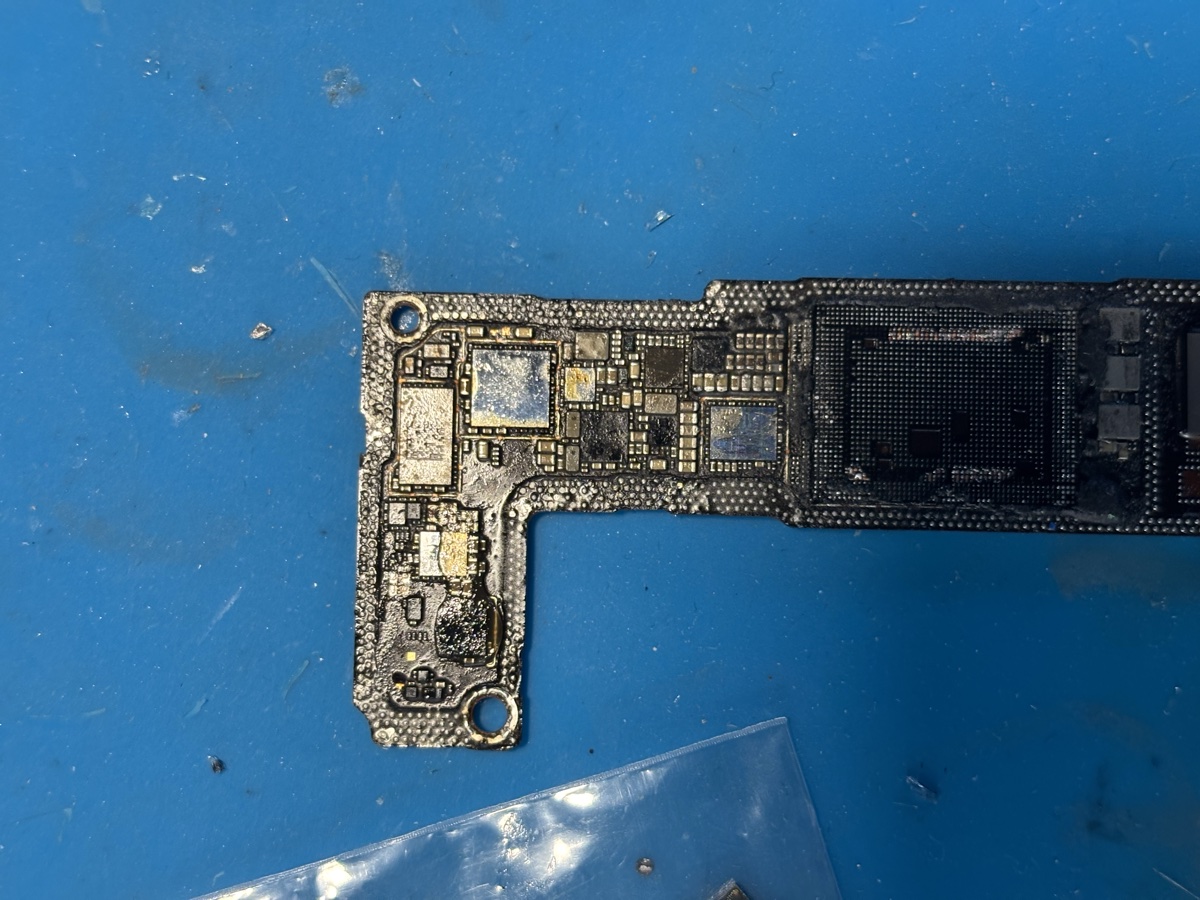 Micro-saldatura scheda madre iPhone - dettaglio componenti SMD e chip BGA