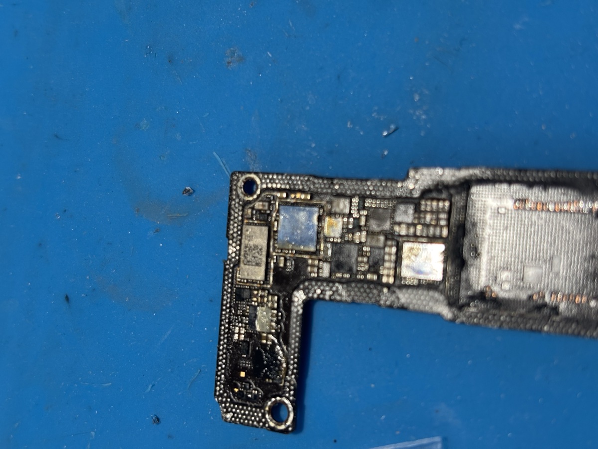 Dettaglio scheda madre smartphone durante riparazione micro-saldatura M29 Tech